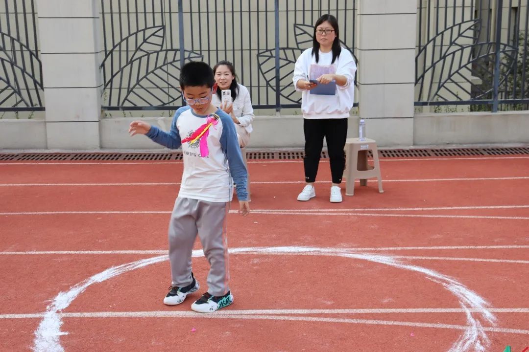 跃动展风采 童心向未来——西安市浐灞第八小学召开2023年体育节暨三跳运动会(图4)