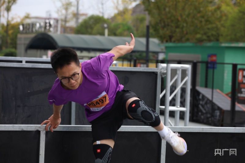 贵州贵阳：翻越多重障碍 享受运动乐趣(图2)
