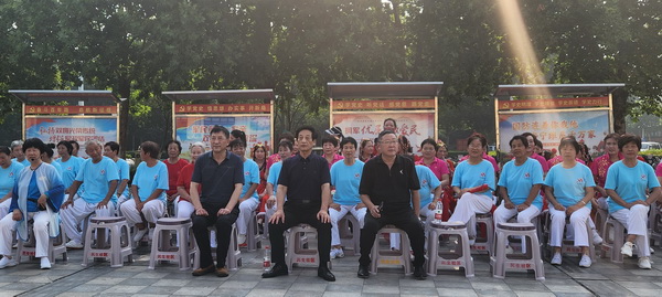 驿城区橡林街道民生社区老体协开展全民健身日展演活动(图1) 驿城区橡林街道民生社区老体协开展全民健身日展演活动(图1)