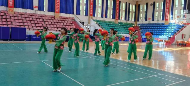 太白县组织老年人文体展演活动迎双节(图2) 太白县组织老年人文体展演活动迎双节(图2)