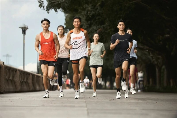 鸿星尔克亮相2023博鳌论坛揭开为“为国动而生”战略(图3) 鸿星尔克亮相2023博鳌论坛揭开为“为国动而生”战略(图3)