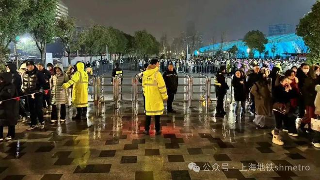 东方体育中心站：你去听他的演唱会 我来守护你的出行(图1)