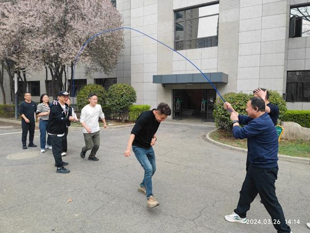 灞桥区新建小学开展体育运动训练(图1)