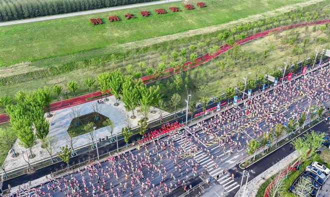 2024荆州马拉松鸣枪开跑2600多名志愿者服务赛事保障工作(图1)