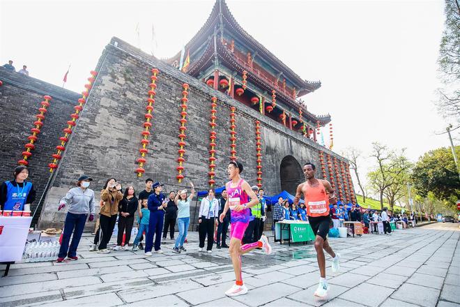 2024荆州马拉松鸣枪开跑2600多名志愿者服务赛事保障工作(图3)