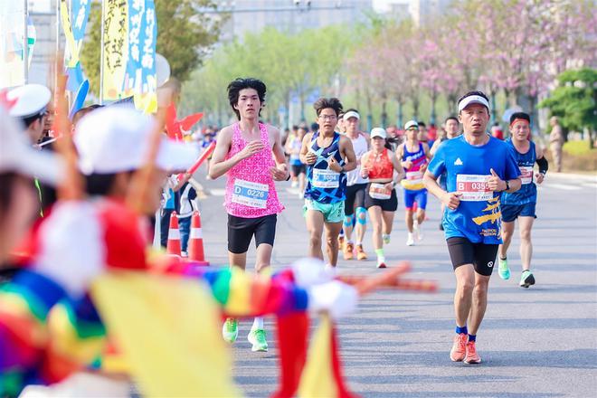 2024荆州马拉松鸣枪开跑2600多名志愿者服务赛事保障工作(图8)