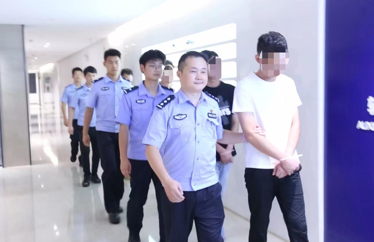 警力跟着警情走 集中亮剑护民安 湖北公安机关开展夏夜治安巡查