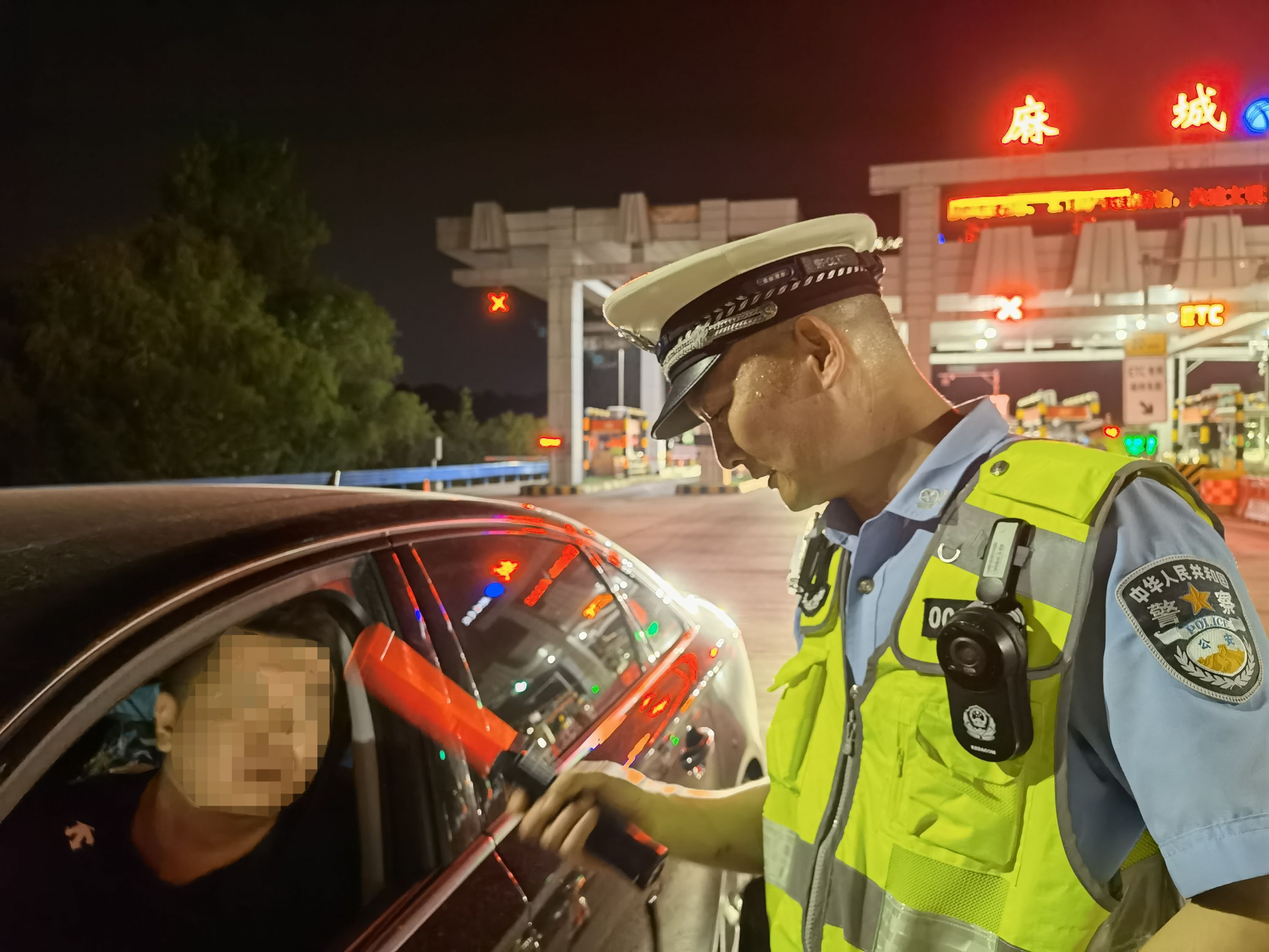 警力跟着警情走 集中亮剑护民安 湖北公安机关开展夏夜治安巡查宣防第二次集中统一行动(图3)