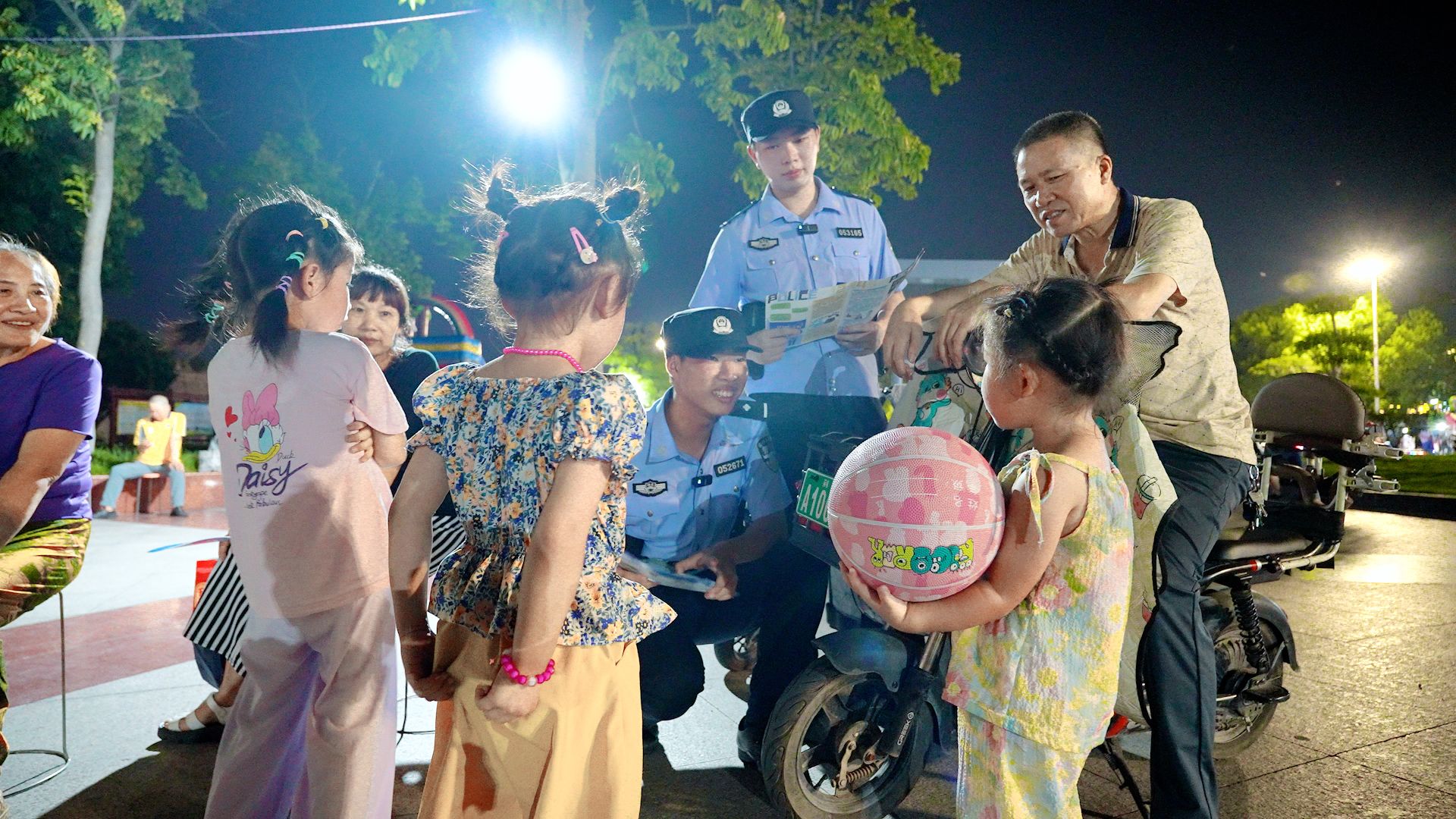 警力跟着警情走 集中亮剑护民安 湖北公安机关开展夏夜治安巡查宣防第二次集中统一行动(图6)
