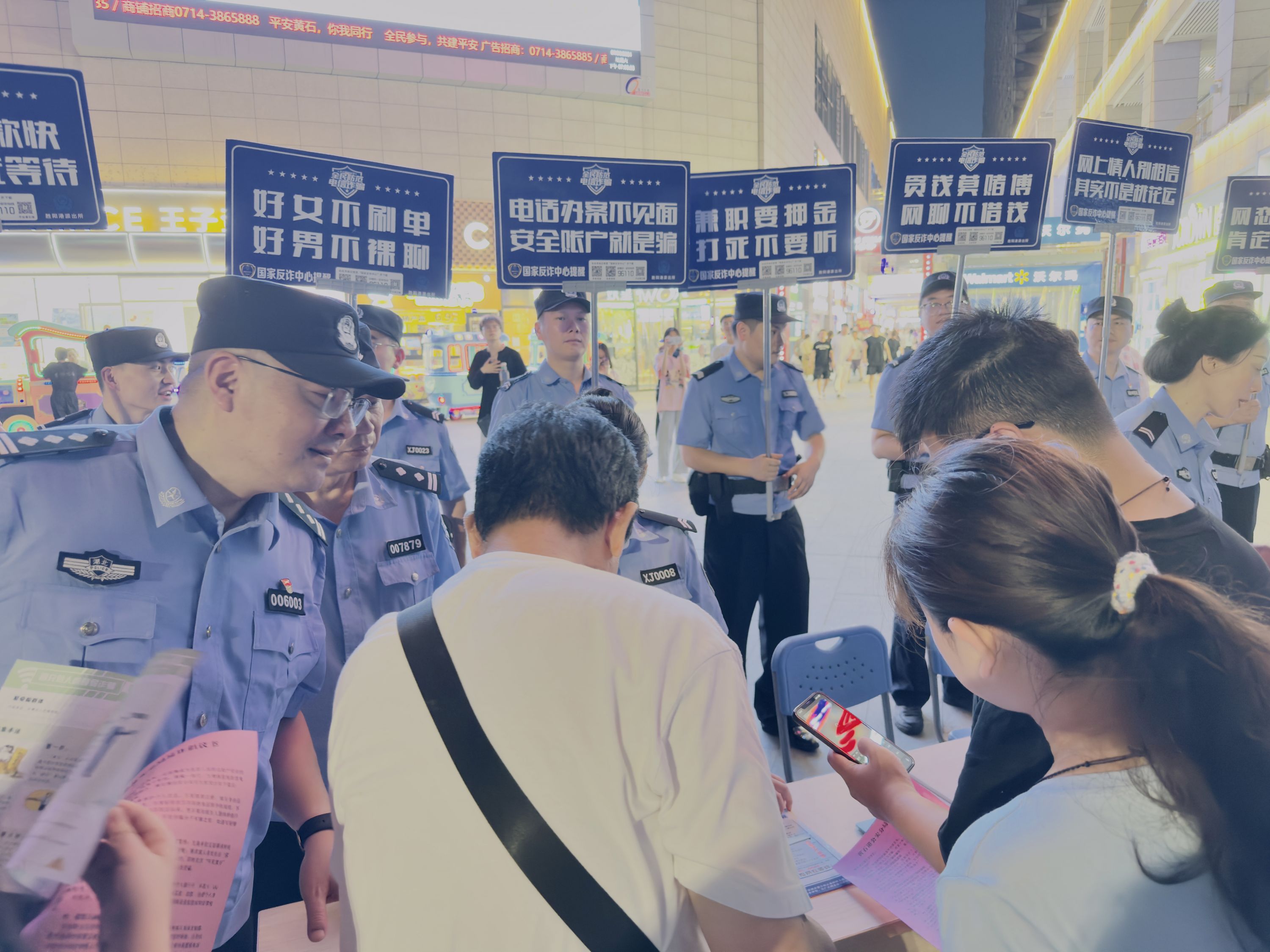 警力跟着警情走 集中亮剑护民安 湖北公安机关开展夏夜治安巡查宣防第二次集中统一行动(图7)
